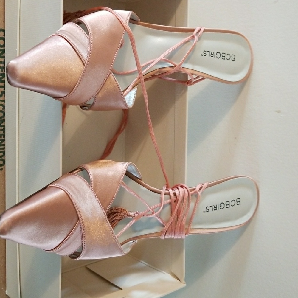 Women's Satin pumps. Lace up with tassels.