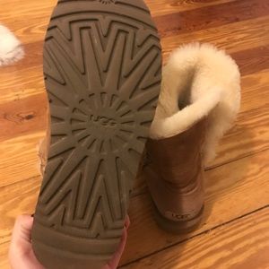Women's Chesnut Bailey Button Uggs (size 7)