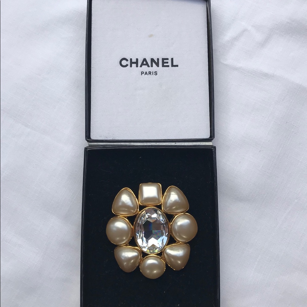 💕💕 lower price . CHANEL Pin. Never worn.