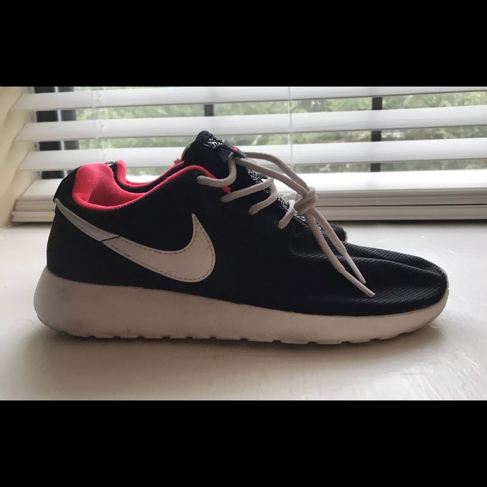 nike roshe 5Y or 7W pink/black/white