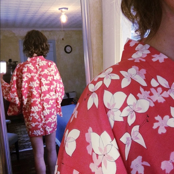 Authentic red flowered kimono style wrap - Picture 2 of 4