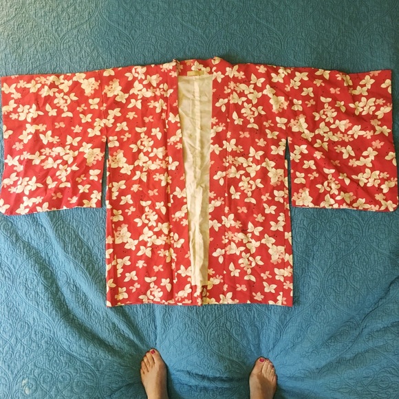 Authentic red flowered kimono style wrap - Picture 3 of 4