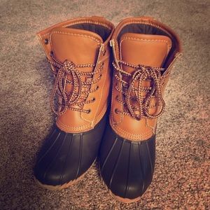 BN Women’s winter boots, worn once. Sz6