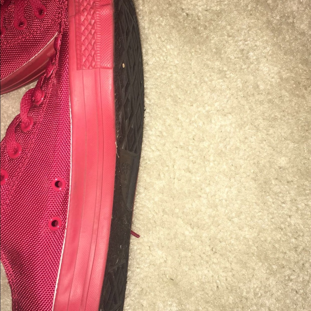 Red converse - Picture 2 of 2
