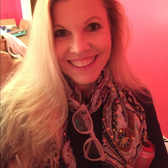 Meet your Posher, Debi - Picture 2 of 2