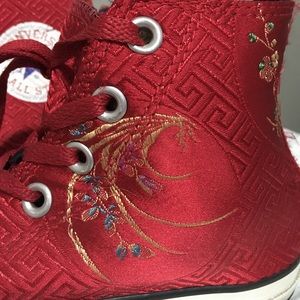 Rare chucks women's 7 men's 5