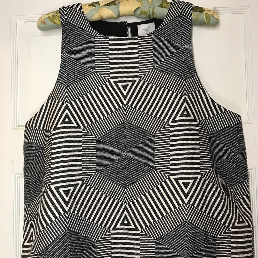 HD IN PARIS BLACK AND WHITE PATTERN SLEEVELESS TOP