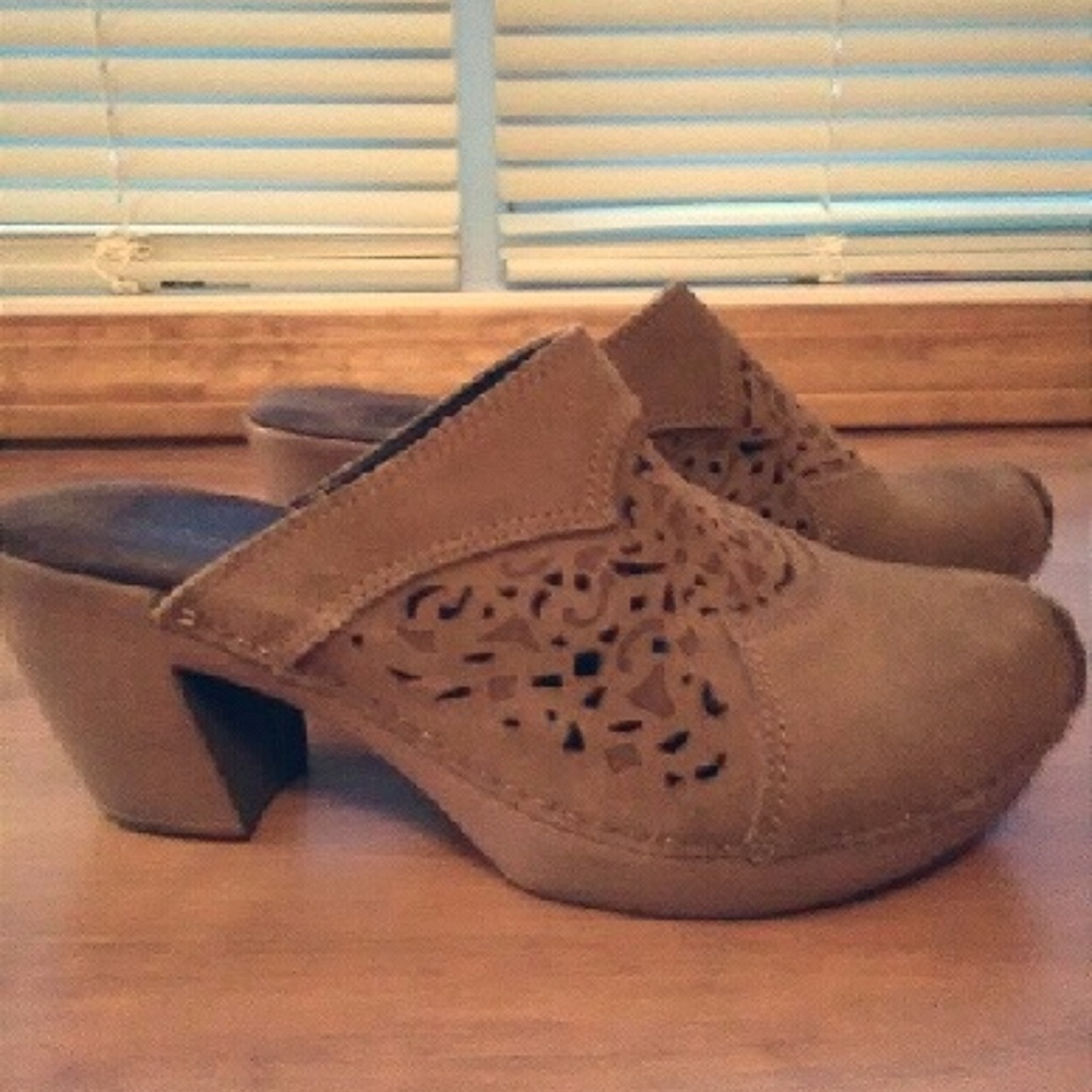 Naturalizer Brand Tan Suede Clogs