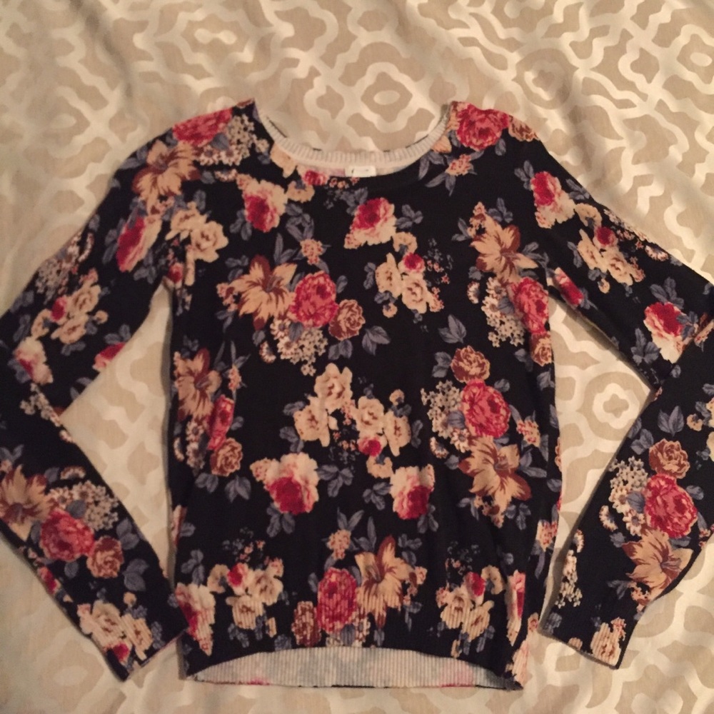 ✨Beautiful floral sweater!