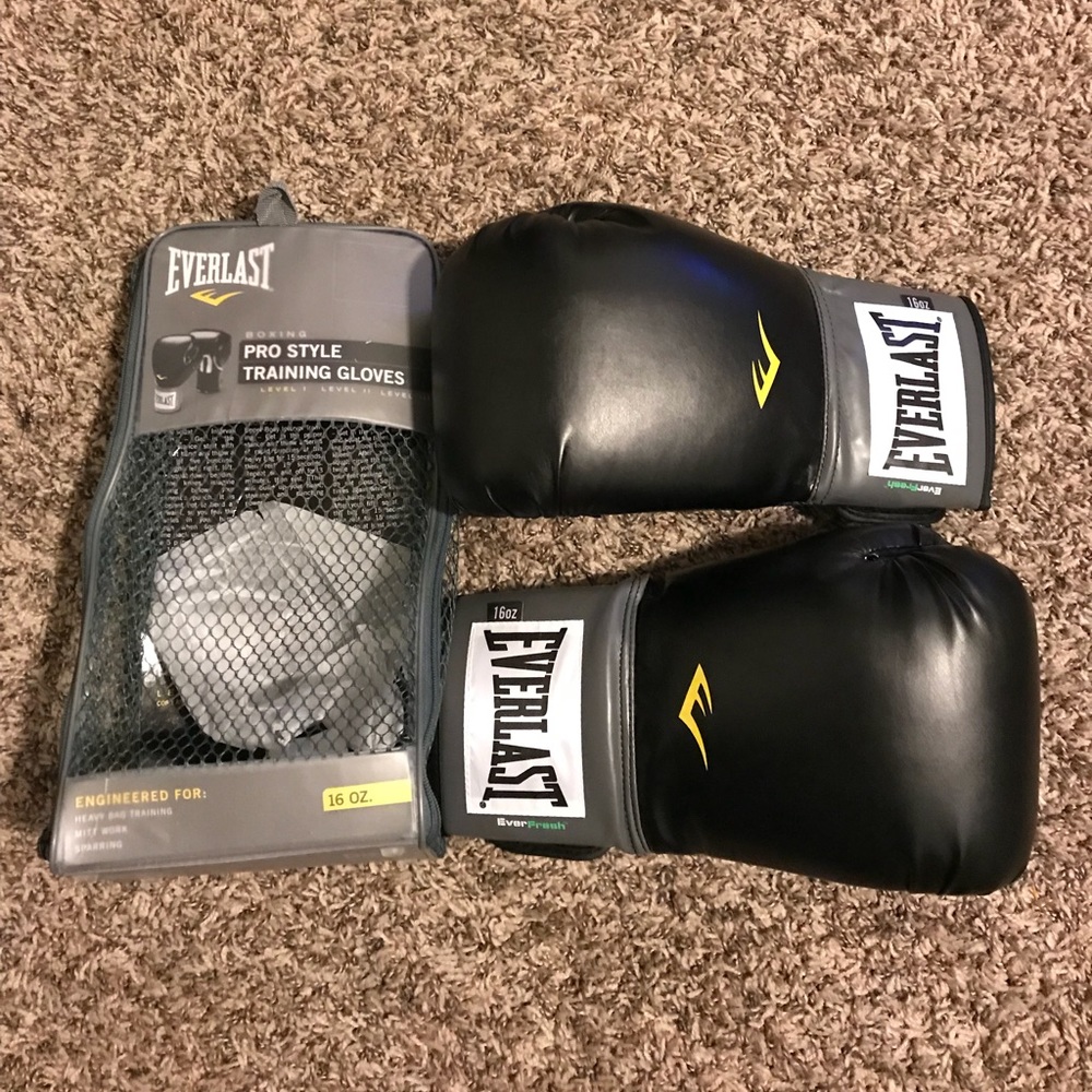 Boxing Globes 16 oz NEW