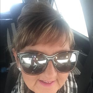 Meet your Posher, Julie