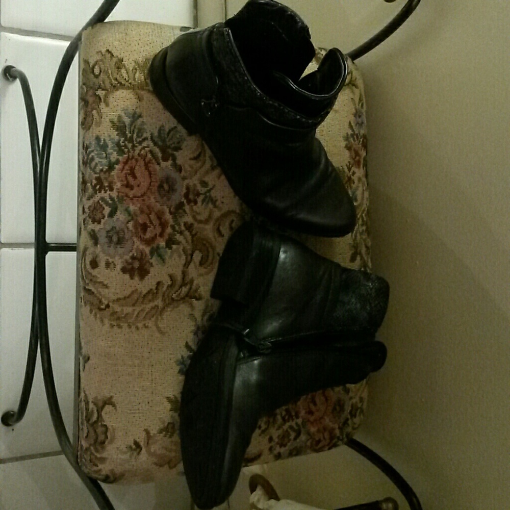 Black genuine leather ankle boots with side zipper