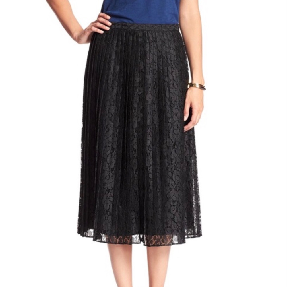 🛑SOLD🛑Banana Republic Black Lace Pleated Skirt