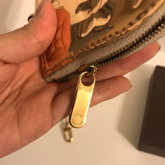 Louis Vuitton Mirror Mioir Monogram Heart Coin - Picture 5 of 7