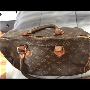 Louie Vuitton speedy bag $300