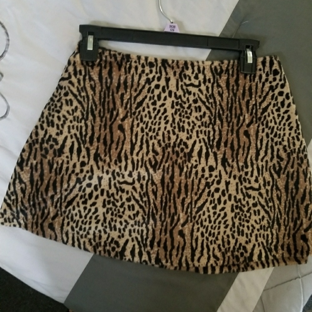 🚫SOLD🚫Leopard 90s mini skirt // fuzzy faux
