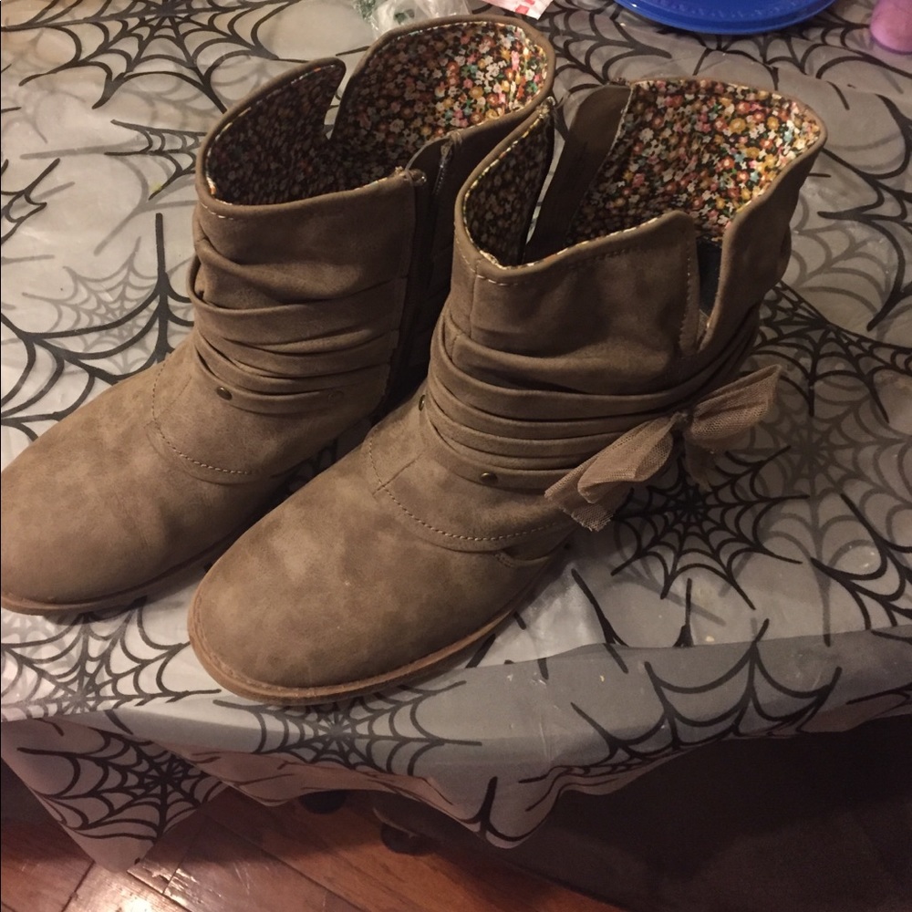 Size 5 cute boots in great condition
