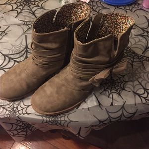 Size 5 cute boots in great condition