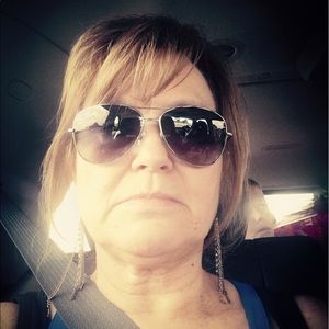 Meet your Posher, Debbie