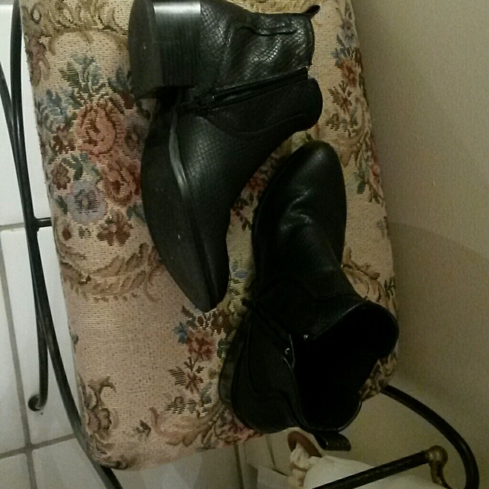 Black boots with side zipper