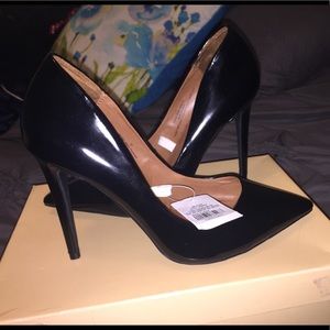 Black patent faux leather pointed pumps