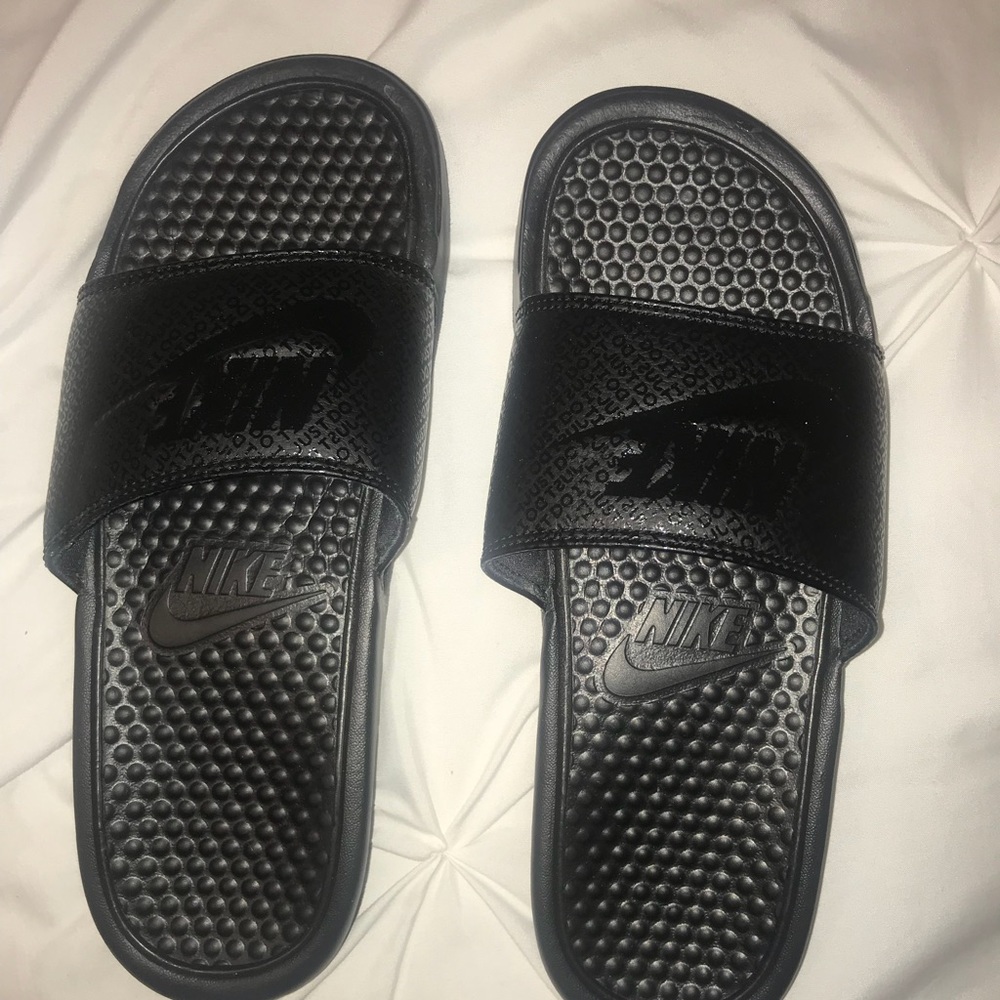 Black nike slides