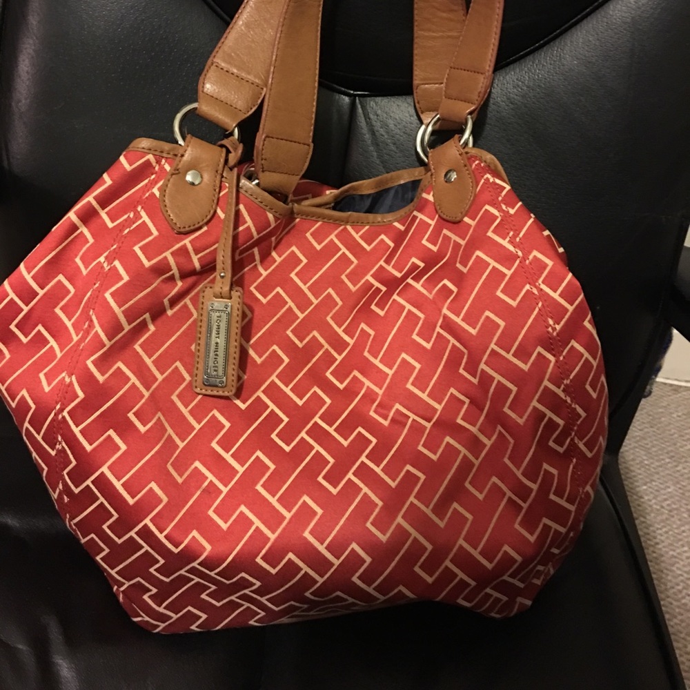 The Tommy Hilfiger tote is a terrific really red❤️