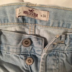 ⭐️⭐️ Hollister Ripped Mom Jeans ⭐️⭐️