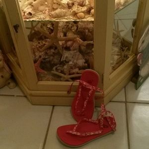 Nike'sl pink sandals for the beach or casual wear