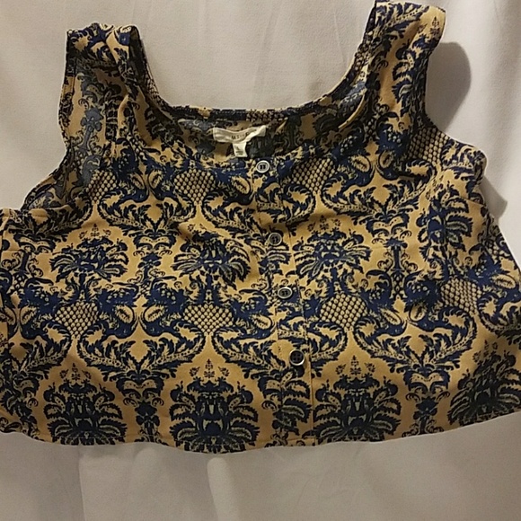 L crop top. - Picture 2 of 4