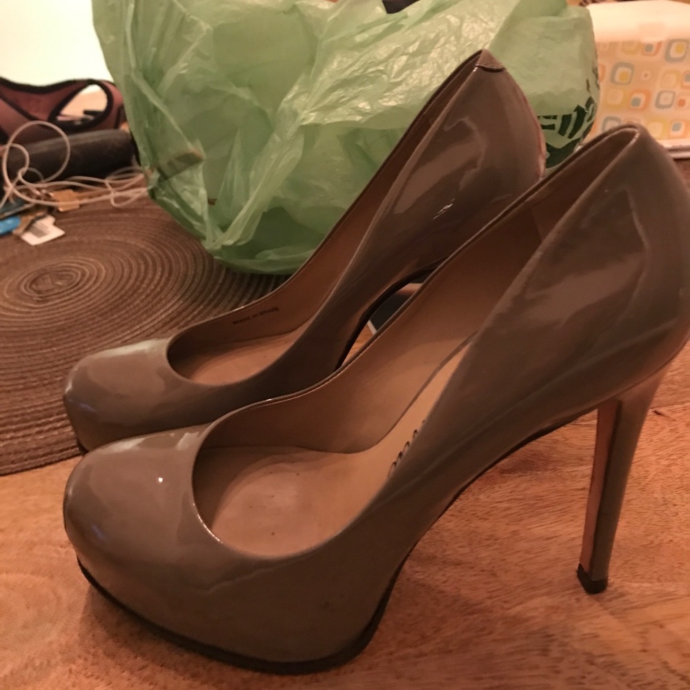 Pour La Victorie Gray Patent Pump with Platform