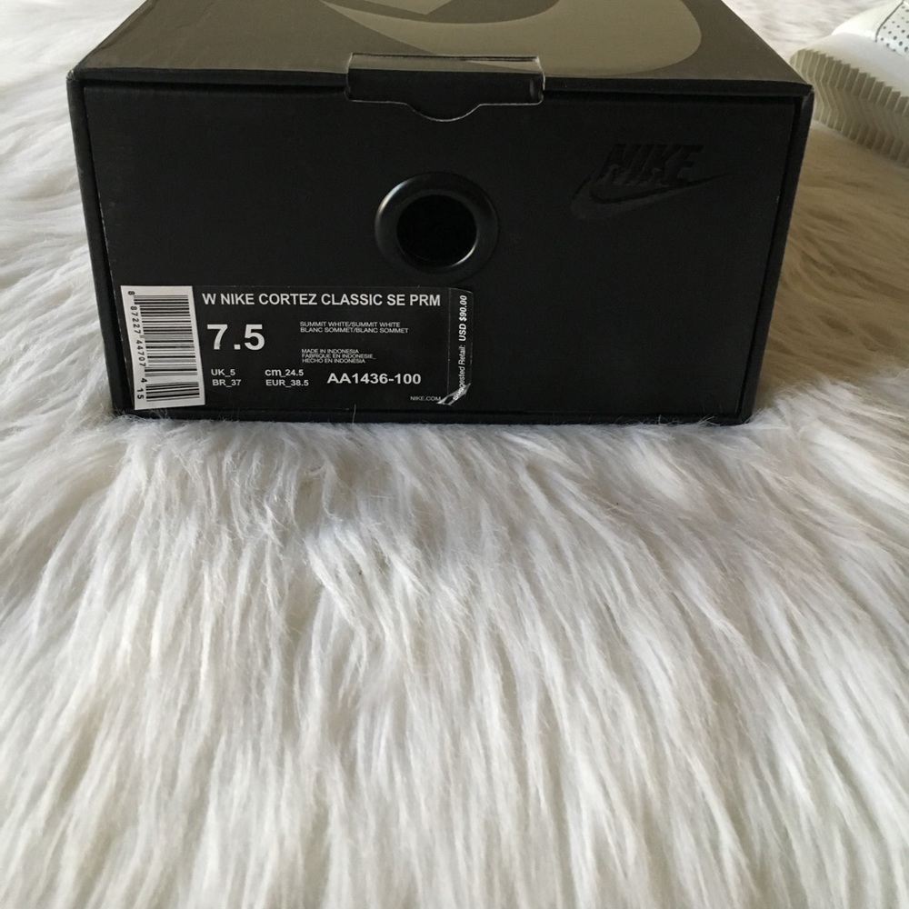 Nike™ Cortez Classic Premiums In All White & Gold - Picture 7 of 8
