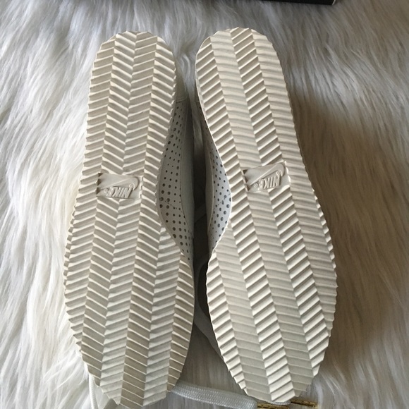 Nike™ Cortez Classic Premiums In All White & Gold - Picture 5 of 8