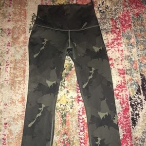 Lululemon cropped Camo leggings