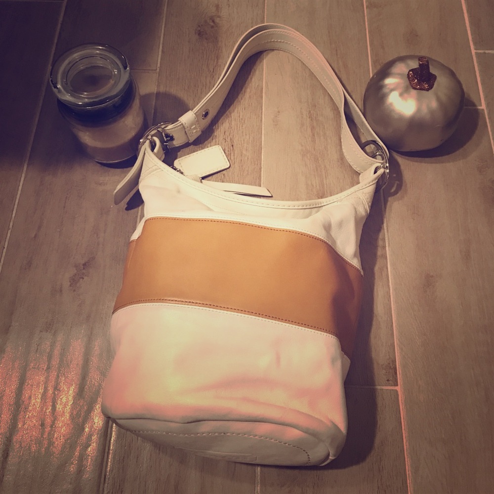 ✨SALE ✨Coach | White & Tan | Shoulder strap Bag