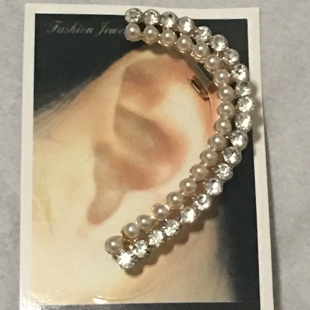 ‼️LAST ONE‼️fuxWhite pearl and rhinestone ear cuff - Picture 4 of 7