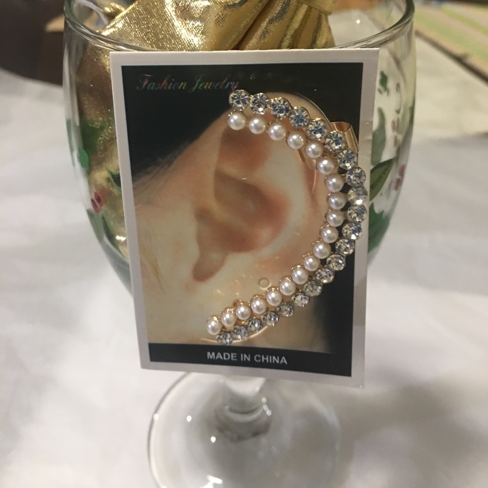 ‼️LAST ONE‼️fuxWhite pearl and rhinestone ear cuff - Picture 1 of 7