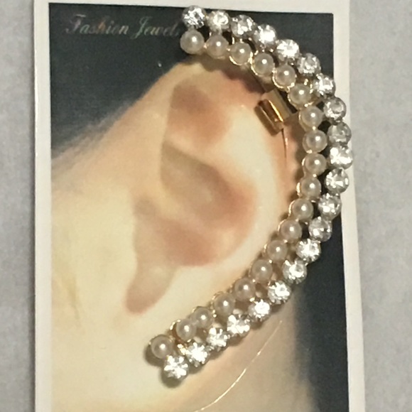 ‼️LAST ONE‼️fuxWhite pearl and rhinestone ear cuff - Picture 5 of 7