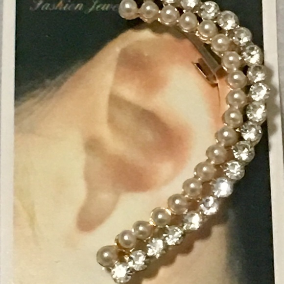 ‼️LAST ONE‼️fuxWhite pearl and rhinestone ear cuff - Picture 3 of 7
