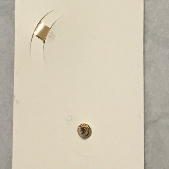 ‼️LAST ONE‼️fuxWhite pearl and rhinestone ear cuff - Picture 6 of 7