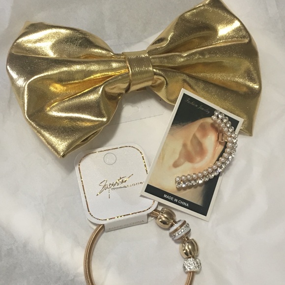 ‼️LAST ONE‼️fuxWhite pearl and rhinestone ear cuff - Picture 2 of 7