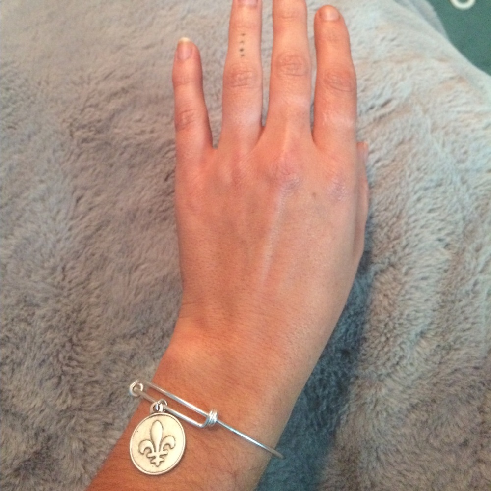 Silver bracelet with fluer du le charm