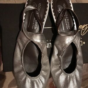 Donald Pliner flat heel slingback shoes