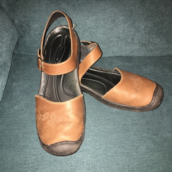 keen closed toe sandals