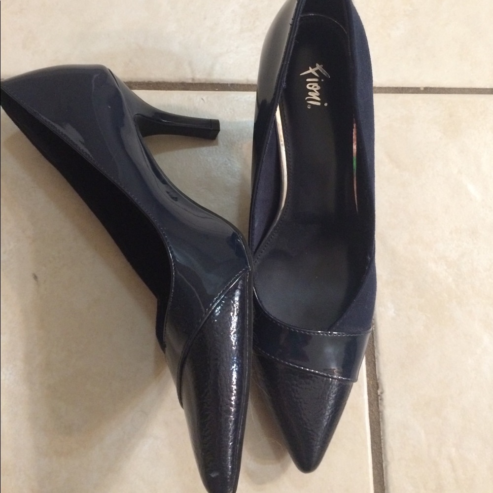 NWOT Fioni Size 7.5 Navy Points
