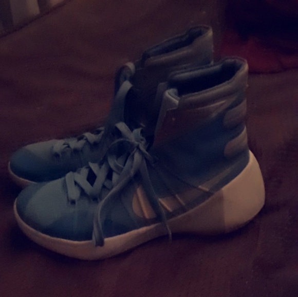 Basketball shoes - Picture 2 of 3
