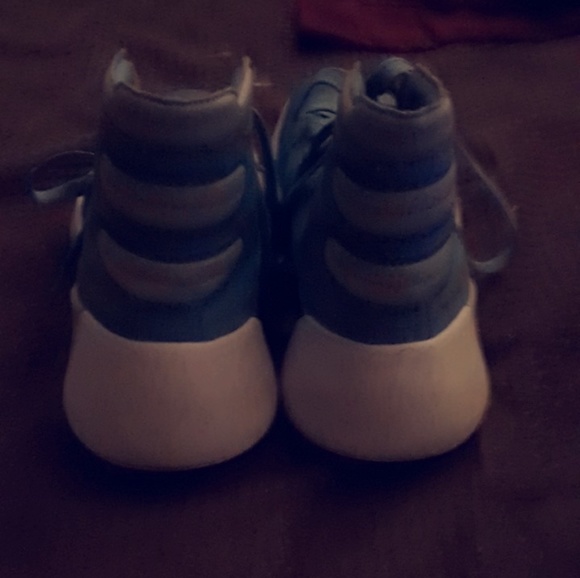 Basketball shoes - Picture 3 of 3