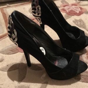 Carlos Santana black pumps