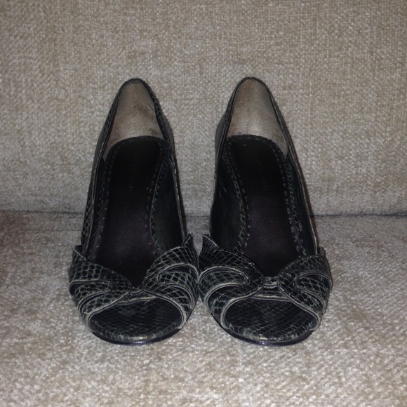 Gianni Bini Olive Faux Snakeskin Heels - Size 7 - Picture 1 of 4