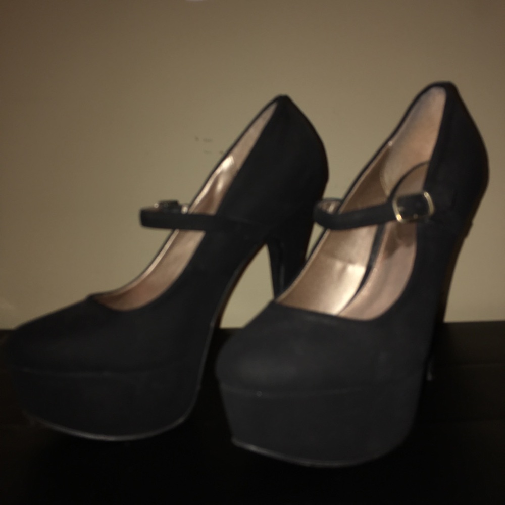 Black pumps with strap